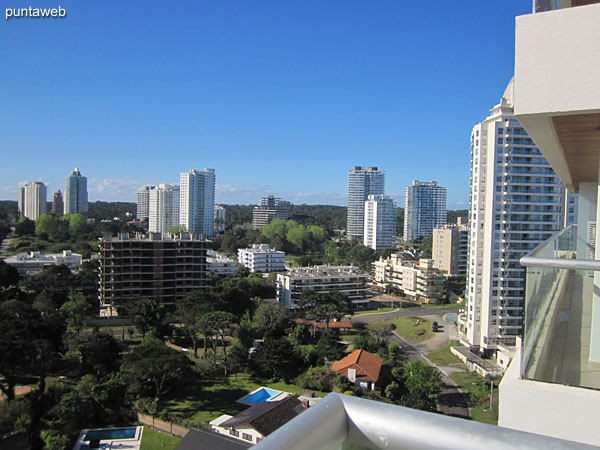 Vista hacia el oeste sobre el atardecer de Punta del Este desde el balcn terraza.