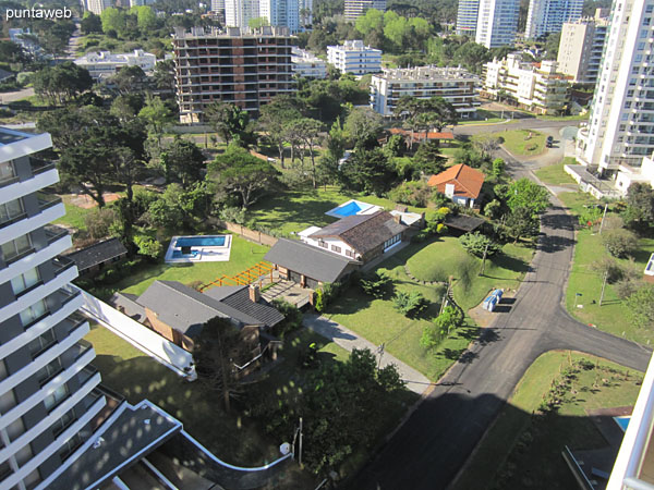 Vista hacia el noreste sobre entorno de barrios residenciales desde el balcn terraza.