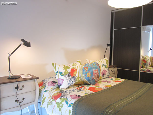 Suite. Equipado con cama matrimonial, TV con cable y aire acondicionador.<br><br>Ofrece acceso al balcn terraza y vistas hacia el entorno de barrios residenciales.