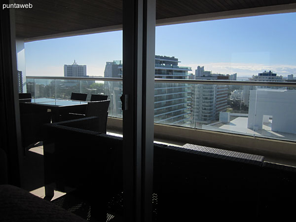 Vista hacia el norte sobre entorno de barrios residenciales desde el segundo dormitorio.