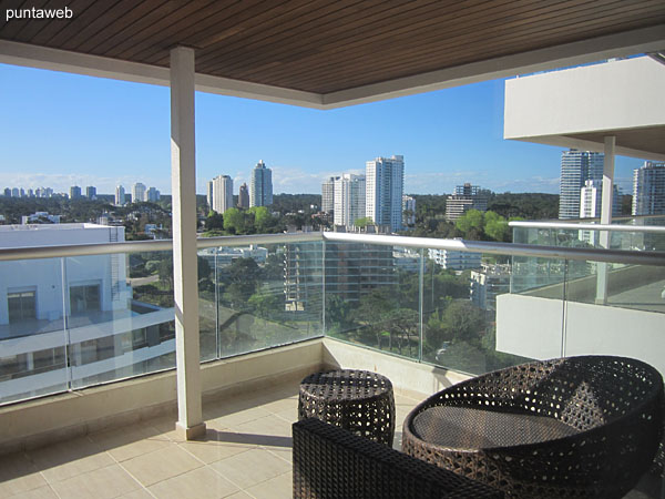 Vista hacia el norte sobre entorno de barrios residenciales desde el segundo dormitorio.