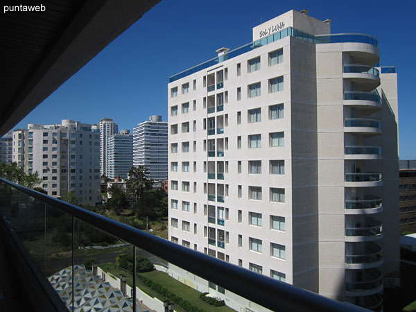 Vista general del balcn terraza del apartamento.