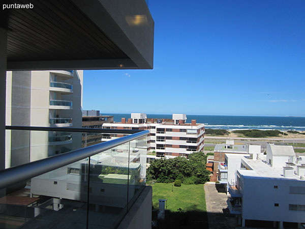 Vista hacia la playa Brava desde la ventana de la suite.