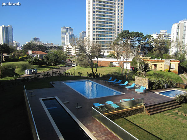 East side of the building. Sector balconies overlooking the garden where the outdoor pools.