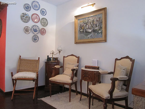 General view of dining space; Conditioned with round table in wood and glass.<br><br>In this space, on the side this one is a chair of three bodies.