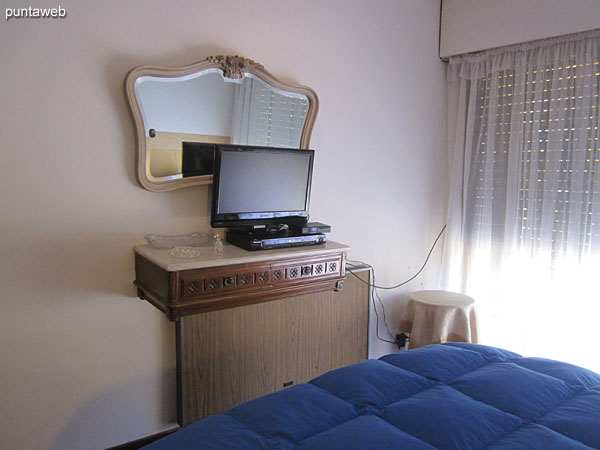 Suite principal. Situada hacia el frente del apartamento, brinda acceso a balcn techado y abierto sobre el sector enjardinado.<br><br>Equipado con cama matrimonial, TV con cable y aire acondicionador.