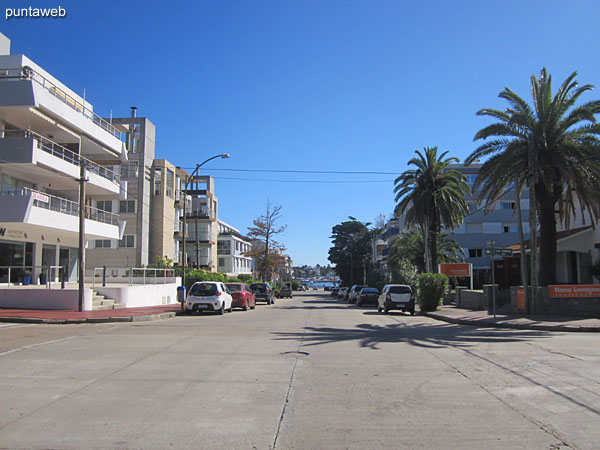 Fachada sobre la esquina de las calles 28 y 18, pleno centro de la pennsula.