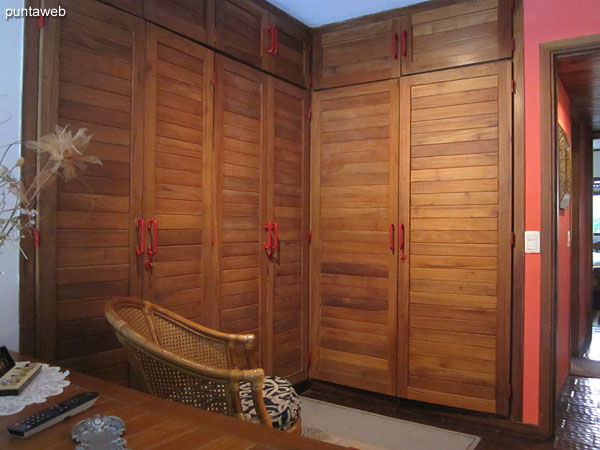 Detalle de carpintera en madera de lapacho de los placares en la suite principal.
