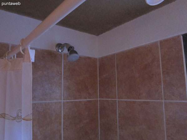 Detail of faucets and sanitary fixtures in the second bathroom.