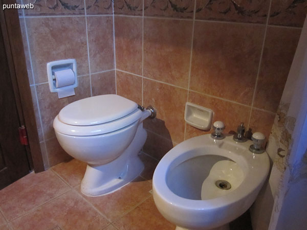 Shower and shower curtain in the second bathroom.