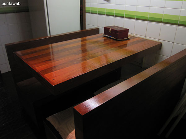 Daily dining room of the kitchen. Table in lapacho wood.