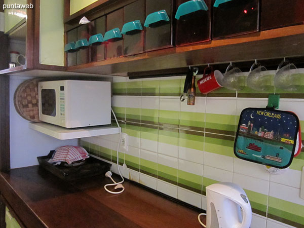 Kitchen counter with double bacha in stainless steel.<br><br>Shelves and cupboards on and under allowance.