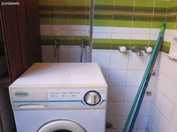 Mixed kitchen with three gas burners and an electric.