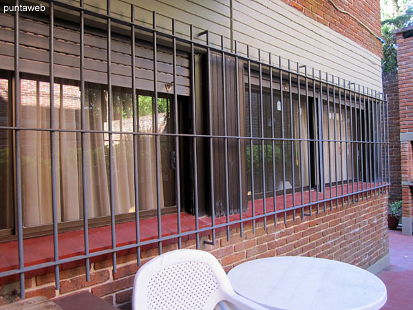 Washing machine in the laundry room at the exit of the kitchen.<br><br>Under roof and with trellis.