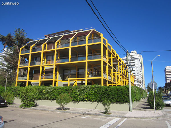 General view of the north facade of the building on which the apartment is located.