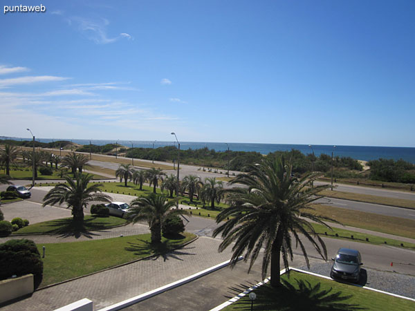 Fachada del edificio orientada al sur, vista frontal al mar sobre el ocano Atlntico, playa Brava.<br><br>Recibe sol durante la maana. 