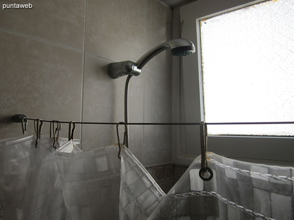 Second bedroom bathroom. Exterior, equipped with shower and curtain of bath.