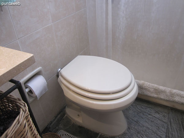 Detalle de ducha, cortina de bao y ventana de ventilacin del bao del segundo dormitorio.