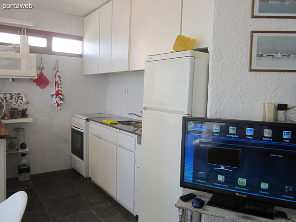 General view of the corridor that connects the entrance to the apartment with the living room.