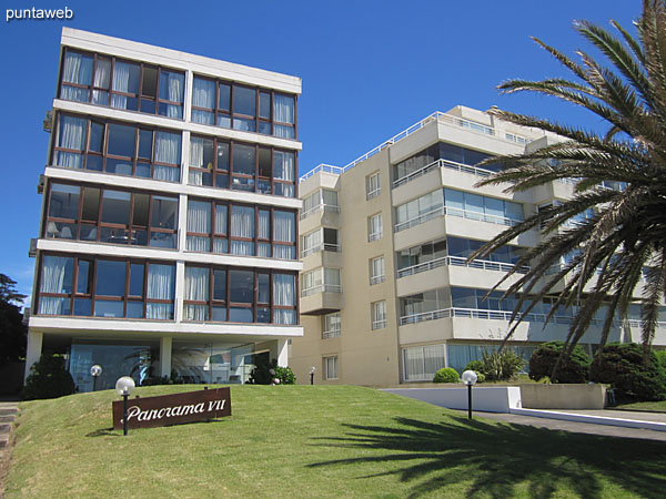 Surroundings in front of the building.
