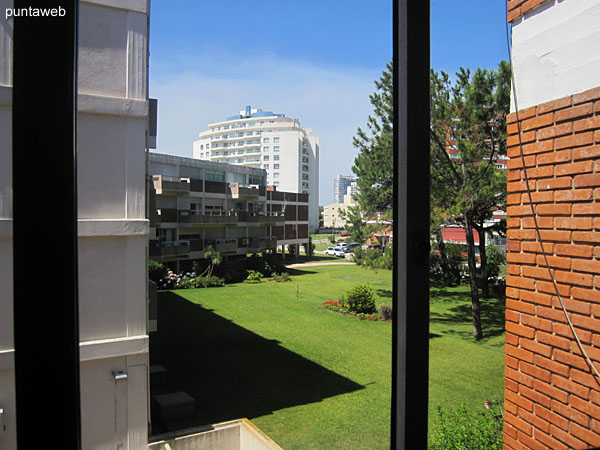 Espacio de balcn terraza del apartamento. Acondicionado con dos sillones individuales y un silln de dos cuerpos.