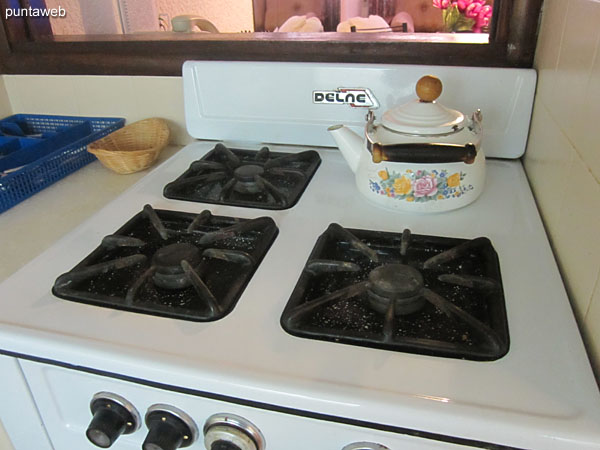 La cocina cuenta con heladera y horno microondas.