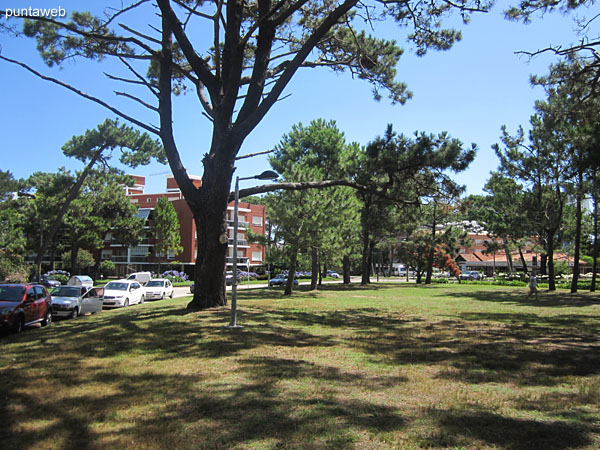 General view of Mexico Square in front of the entrance to the building.