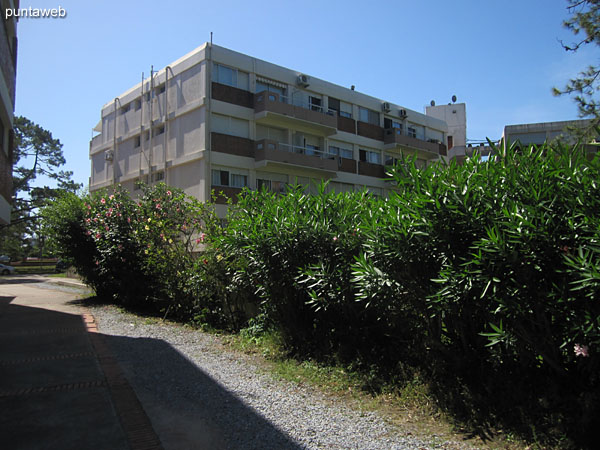 Portn de acceso al sector de cocheras del edificio.