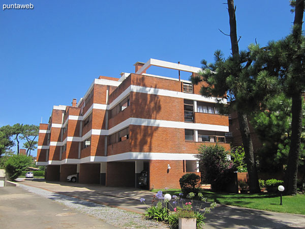 Acceso al sector de cocheras del edificio.