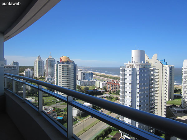 Vista hacia el este sobre la playa Brava desde el balcn terraza.