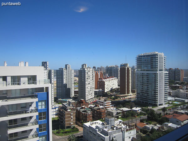 Vista desde la suite hacia la playa Brava y entorno de edificios.