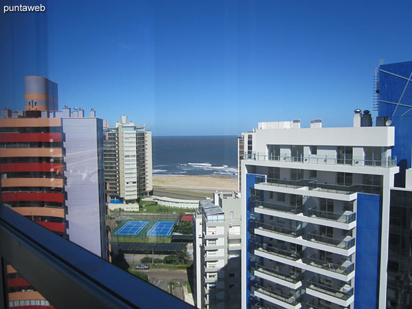 Vista desde la suite hacia la playa Brava y entorno de edificios.