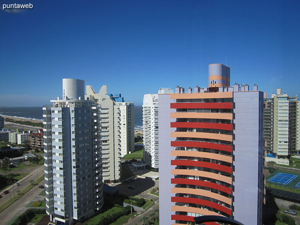 Vista desde la suite hacia la playa Brava y entorno de edificios.