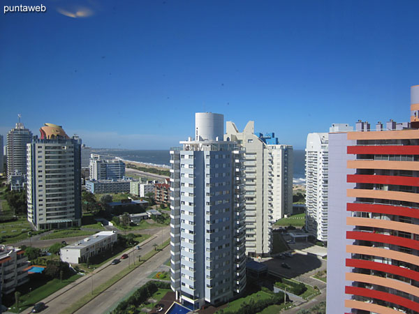 Vista desde la suite hacia la playa Brava y entorno de edificios.