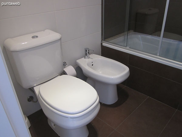 Detail of the bathtub in the en suite bathroom.