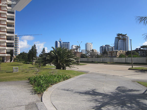 Entorno sobre la Av. Chiverta hacia el este.