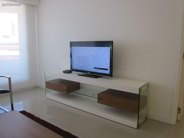 General view of the dining room and American kitchen from the access to the apartment.