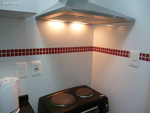 La cocina comunica con el ambiente principal a través de una pequeña barra.