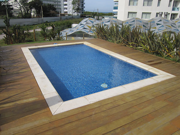 Piscina al aire libre. Situada en el jardn al este del predio comparte el espacio con una pileta de nado continuo y una para nios.