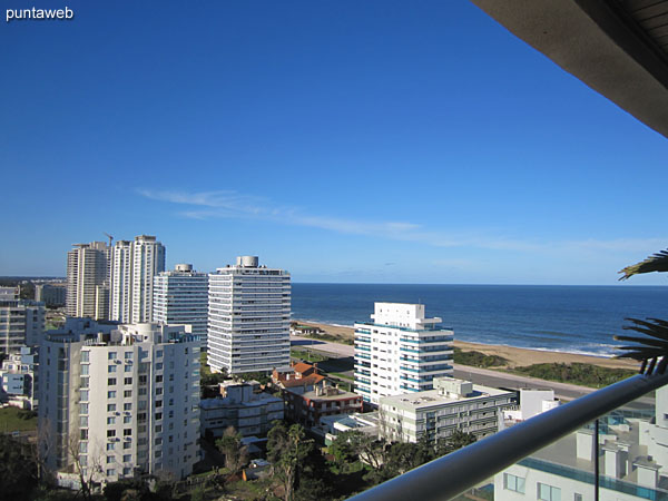 Vista desde el living comedor hacia el este sobre la playa Brava.