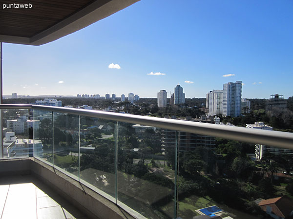 Vista hacia la playa Brava desde el balcn terraza correspondiente al living comedor.