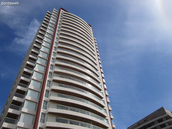 Vista desde el balcn terraza del living comedor hacia la playa Brava y entorno de edificios y barrio residencial hacia el este.