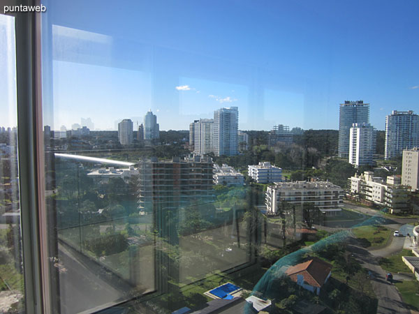 Vista hacia el entorno de barrios residenciales con ventanas en esquinero en la suite.