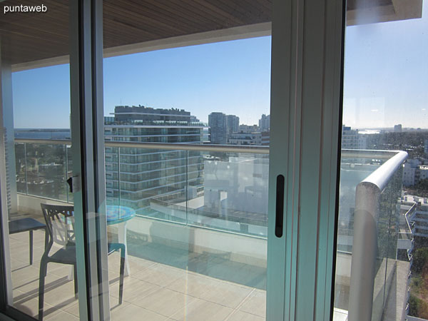 Vista hacia el entorno de barrios residenciales con ventanas en esquinero en la suite.