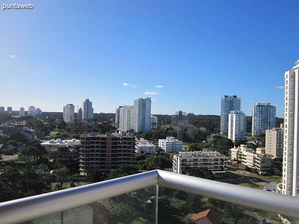 Vista hacia el entorno de barrios residenciales en dirección al norte desde el balcón terraza correspondiente a los dormitorios.