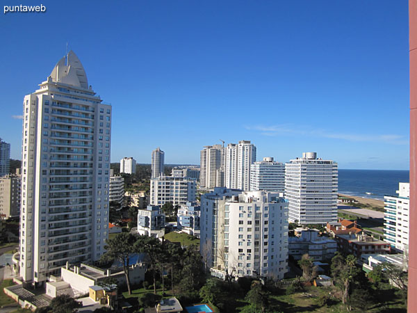 Vista hacia el entorno de barrios residenciales en direccin al norte desde el balcn terraza correspondiente a los dormitorios.