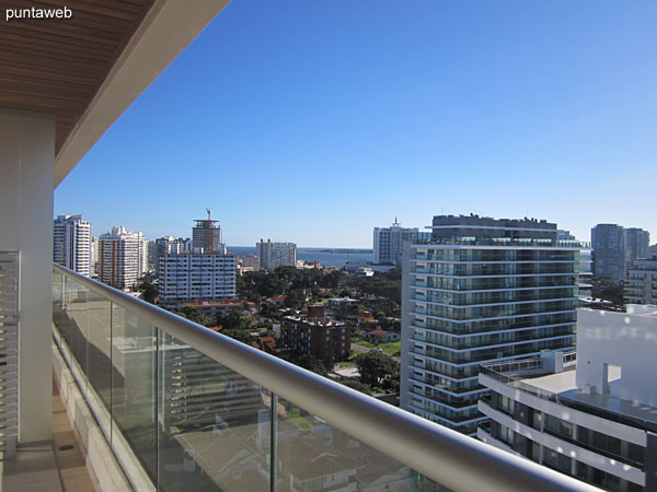 Vista hacia el entorno de barrios residenciales en dirección al este desde el balcón terraza correspondiente a los dormitorios.