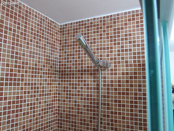Detalle de mampara de baño en vidrio y aluminio en el baño de la suite.