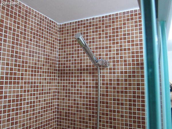 Detail of shower screen in glass and aluminum in the bathroom of the suite.