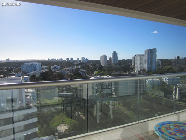 Vista hacia el noroeste sobre entorno de barrios residenciales desde la ventana del segundo dormitorio.